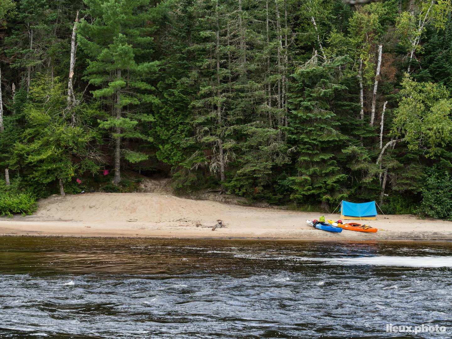Quelques kilomètres aux alentours de RivièreRouge Vélo lieux.photo